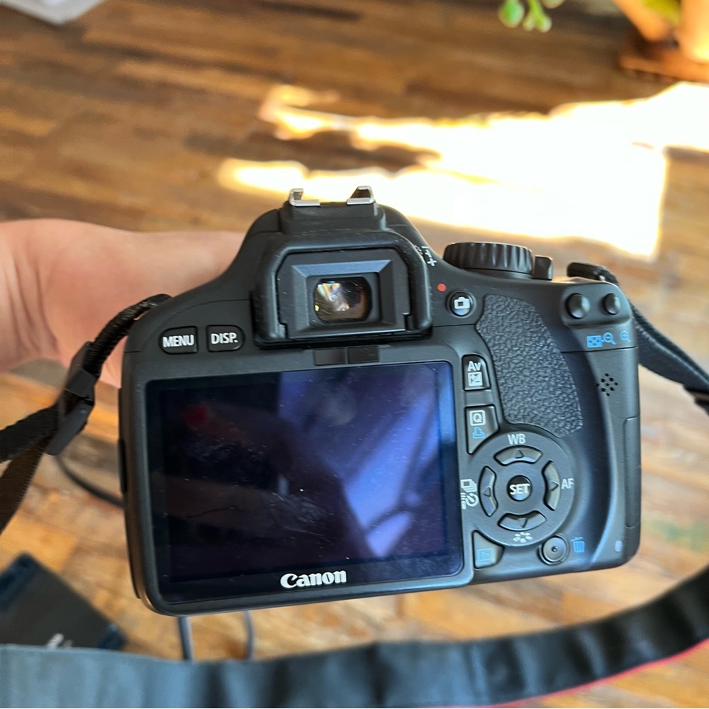 Canon EOS Rebel T2i DSLR Camera with EF-S 18-55mm f/3.5-5.6 IS Lens - Picture 6 of 10